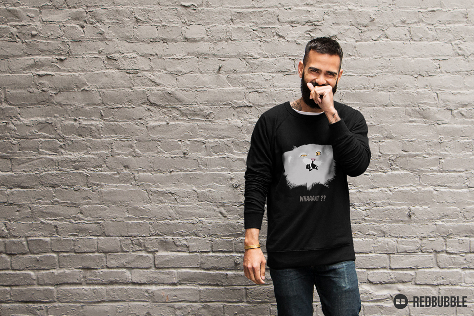 Homme portant un sweat Redbubble avec une illustration de chat